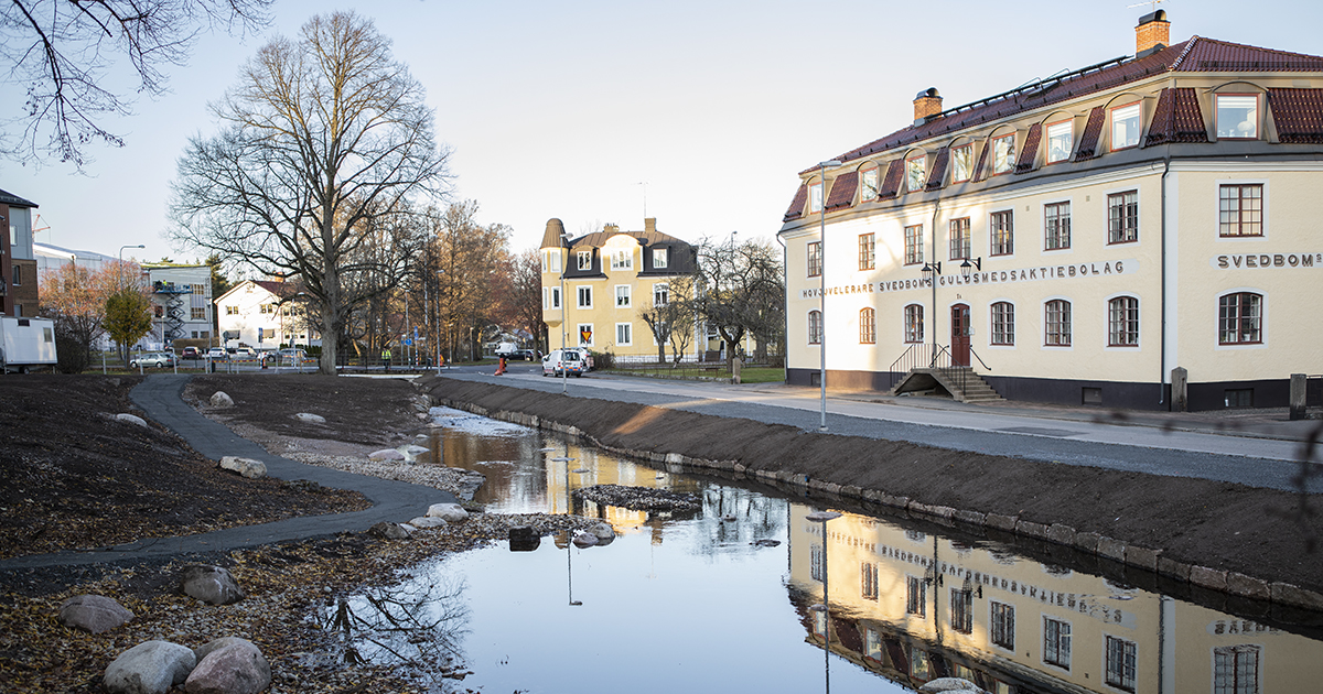 Vetlandabäcken syns framför Svedbomshuset, marken ser ut att vara nygrävd.