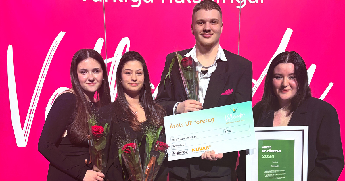 Tre unga tjejer och en kille håller upp blommor, diplom och en check som visar att de vunnit utmärkelsen Årets UF-företag.