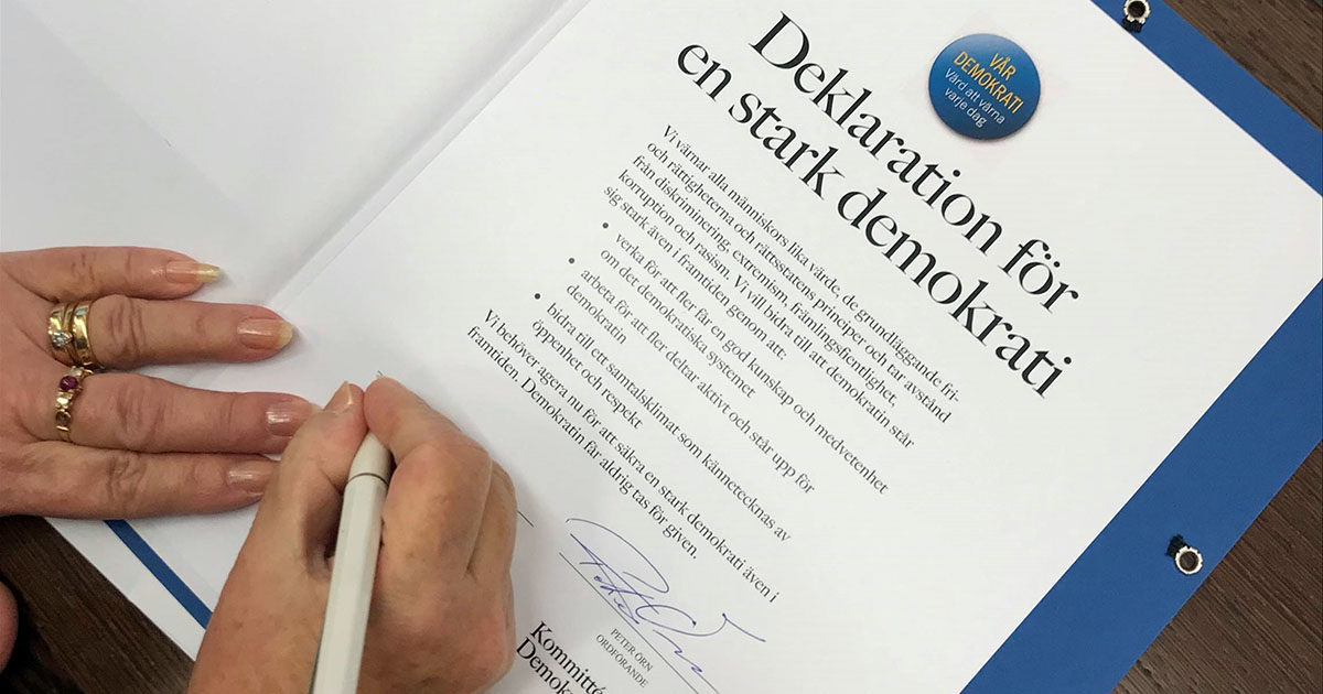 Dokument med rubriken deklaration för stark demokrati skriv under